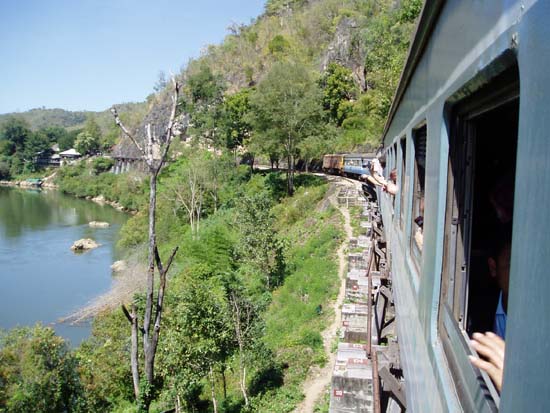 01 Auf dem Weg nach Sangkhlaburi  kommt man an der tragisch beruehmten Eisenbahnstrecke Death Railway vorbei