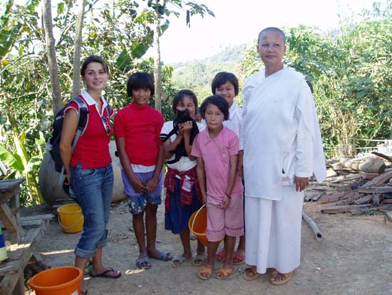 08 Nonne Pimjai, Kinder und Mihaela