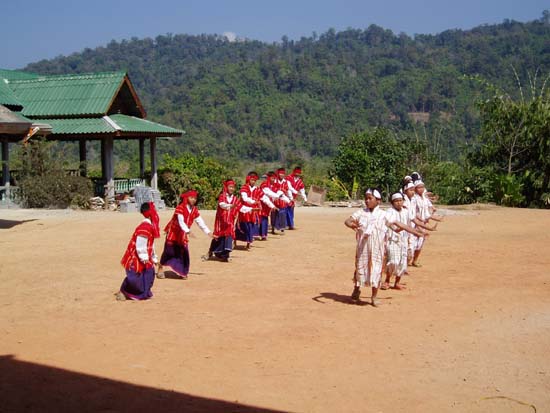 18 Traditionelle Tanzvorfuehrung